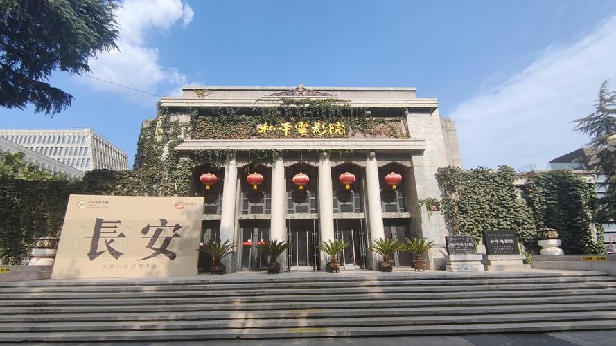 一边亲上一边摸下的相关介绍