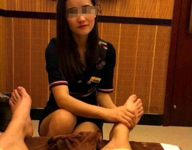 一边亲一边摸下面.的相关介绍