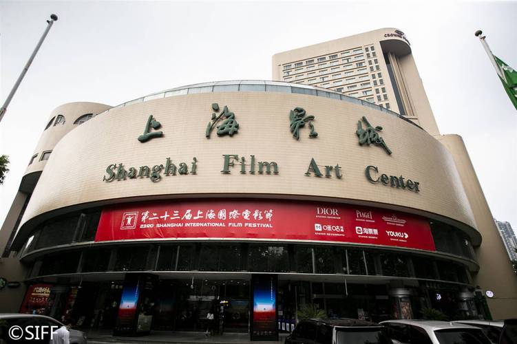 上边一边亲下边一边摸的相关介绍