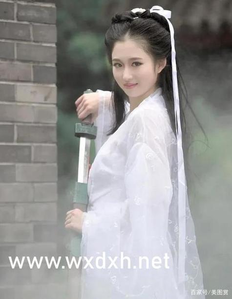 一边摸下边一边亲的相关介绍