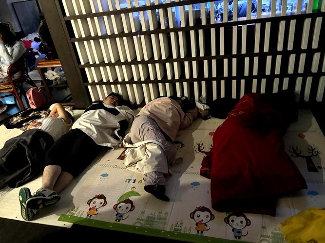一边亲一边摸高潮的相关介绍