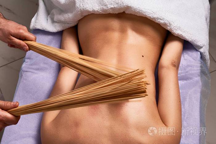18岁女人黄色的相关介绍