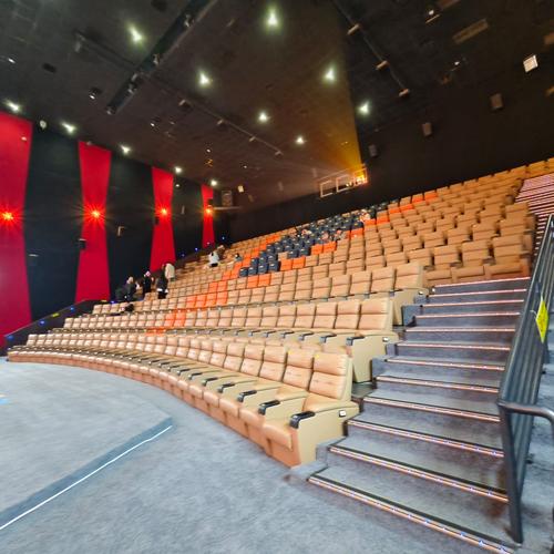 “How to Say ‘电影院’ in English – Cinema vs Movie Theater Explained (English Vocabulary, Chinese Translation)”