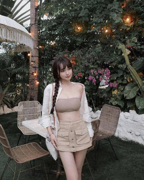 摸秘书的奶子的相关介绍