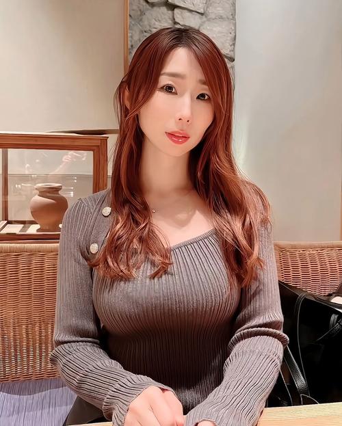 一边亲一边摸一边舔的相关介绍