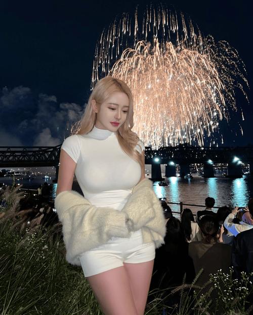 一边亲着一边摸网站的相关介绍