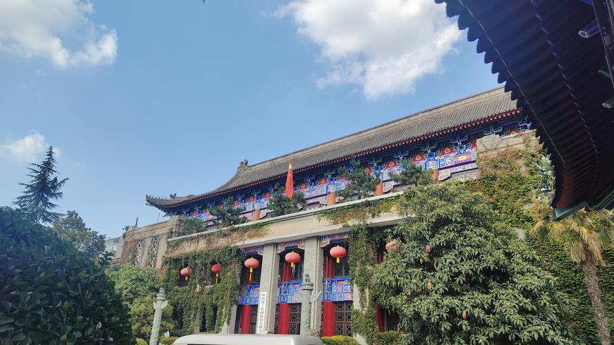 一边亲一边摸一边揉的相关介绍