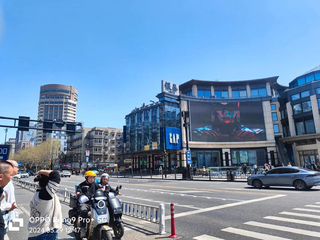 一边摸一边爽的相关介绍